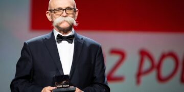 Wladyslaw Grohowski con el premio Teraz Polska.