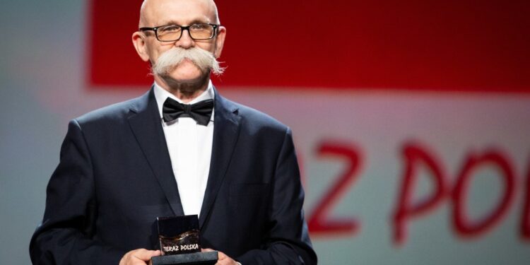 Wladyslaw Grohowski con el premio Teraz Polska.