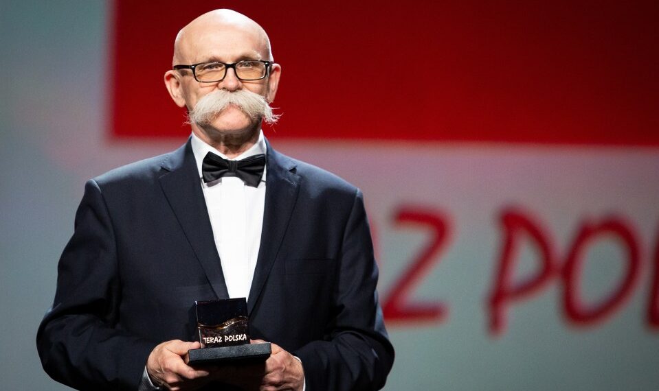 Wladyslaw Grohowski con el premio Teraz Polska.