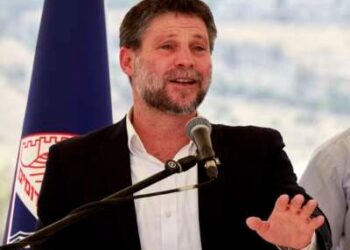 El ministro de Finanzas Israelí, Bezalel Smotrich, habla durante una conferencia de prensa cerca del asentamiento de Maale Adumim en la Cisjordania ocupada, el 14 de agosto de 2025.