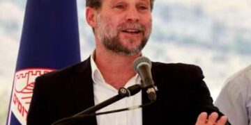 El ministro de Finanzas Israelí, Bezalel Smotrich, habla durante una conferencia de prensa cerca del asentamiento de Maale Adumim en la Cisjordania ocupada, el 14 de agosto de 2025.