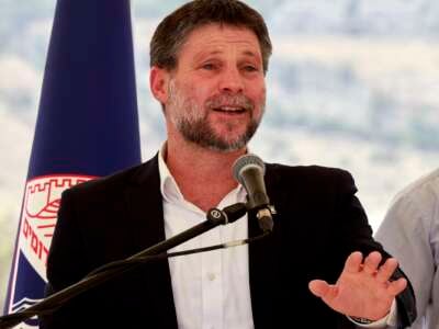 El ministro de Finanzas Israelí, Bezalel Smotrich, habla durante una conferencia de prensa cerca del asentamiento de Maale Adumim en la Cisjordania ocupada, el 14 de agosto de 2025.