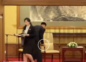 La limpieza de los ayudantes de Kim Jong Un después de una reunión con Vladimir Putin.