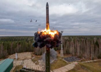 Un lanzamiento de misiles balísticos intercontinentales de YARS desde el cosmodromo de Plesetsk en Rusia.