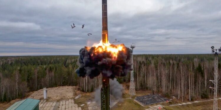 Un lanzamiento de misiles balísticos intercontinentales de YARS desde el cosmodromo de Plesetsk en Rusia.