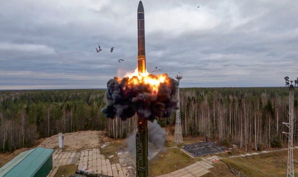 Un lanzamiento de misiles balísticos intercontinentales de YARS desde el cosmodromo de Plesetsk en Rusia.