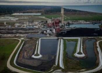 Los dos estanques de cenizas sin frases se ven en primer plano de la estación generadora de carbón NRG Waukegan en Waukegan.