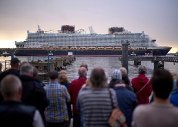 Los espectadores miran el crucero de Disney Wish salen.