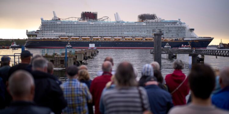 Los espectadores miran el crucero de Disney Wish salen.