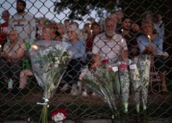 Las personas asisten a una vigilia en Lynnhurst Park para llorar a los muertos y rezar por los heridos después de que un hombre armado abrió fuego contra los estudiantes en la Escuela Católica Annunciation el 27 de agosto de 2025 en Minneapolis, Minnesota.