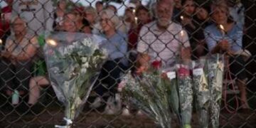 Las personas asisten a una vigilia en Lynnhurst Park para llorar a los muertos y rezar por los heridos después de que un hombre armado abrió fuego contra los estudiantes en la Escuela Católica Annunciation el 27 de agosto de 2025 en Minneapolis, Minnesota.