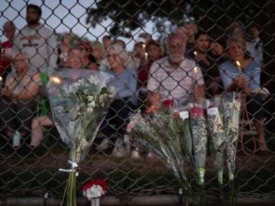 Las personas asisten a una vigilia en Lynnhurst Park para llorar a los muertos y rezar por los heridos después de que un hombre armado abrió fuego contra los estudiantes en la Escuela Católica Annunciation el 27 de agosto de 2025 en Minneapolis, Minnesota.