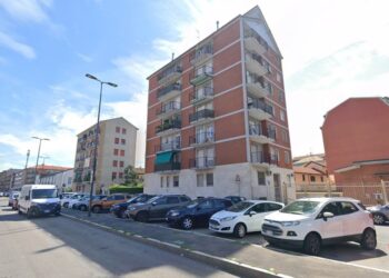 Google Maps Street View de edificios de apartamentos y autos estacionados.