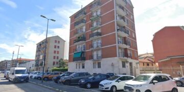 Google Maps Street View de edificios de apartamentos y autos estacionados.