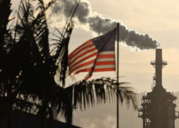 Una bandera estadounidense vuela cerca de la planta de Phillips 66 Los Angeles Refinery Wilmington el 19 de noviembre de 2024 en Wilmington, California.