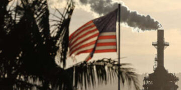 Una bandera estadounidense vuela cerca de la planta de Phillips 66 Los Angeles Refinery Wilmington el 19 de noviembre de 2024 en Wilmington, California.