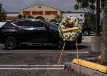 Una corona para el difunto Carlos Roberto Montoya, un hombre de 52 años de Guatemala, se coloca en el estacionamiento de Home Depot el 16 de agosto de 2025 en Monrovia, California.