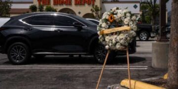 Una corona para el difunto Carlos Roberto Montoya, un hombre de 52 años de Guatemala, se coloca en el estacionamiento de Home Depot el 16 de agosto de 2025 en Monrovia, California.