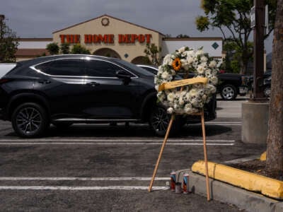 Una corona para el difunto Carlos Roberto Montoya, un hombre de 52 años de Guatemala, se coloca en el estacionamiento de Home Depot el 16 de agosto de 2025 en Monrovia, California.