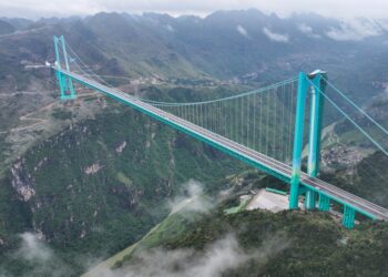 El puente Huajiang Grand Canyon, el puente  alto del mundo, se abrió al tráfico en China.