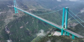 El puente Huajiang Grand Canyon, el puente  alto del mundo, se abrió al tráfico en China.