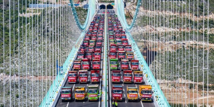 Vista aérea de los camiones en el puente Huajiang Grand Canyon durante una prueba de carga.