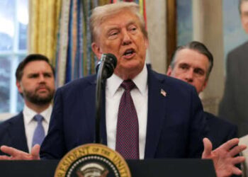 El presidente Donald Trump habla con los medios de comunicación en la Oficina Oval de la Casa Blanca.