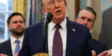 El presidente Donald Trump habla con los medios de comunicación en la Oficina Oval de la Casa Blanca.