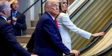 Donald Trump y Melania Trump viajan en una escalera mecánica en la Asamblea General de las Naciones Unidas.
