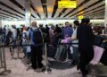 Las personas haciendo cola en la Terminal del Aeropuerto de Heathrow 4.