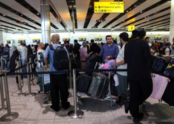 Las personas haciendo cola en la Terminal del Aeropuerto de Heathrow 4.