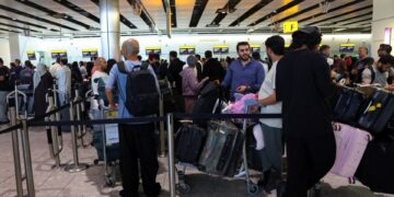 Las personas haciendo cola en la Terminal del Aeropuerto de Heathrow 4.