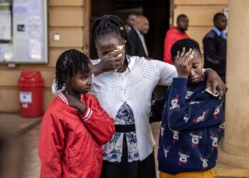 La hija de Agnes Wanjiru, Stacy Wanjiru (izquierda), la hermana Rose Wanyua (centro) y la sobrina Esther Njoki (derecha) abrazo después de una audiencia judicial.