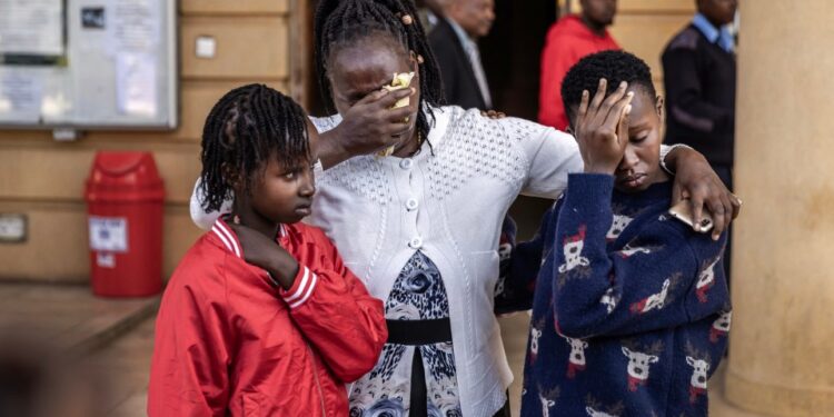 La hija de Agnes Wanjiru, Stacy Wanjiru (izquierda), la hermana Rose Wanyua (centro) y la sobrina Esther Njoki (derecha) abrazo después de una audiencia judicial.