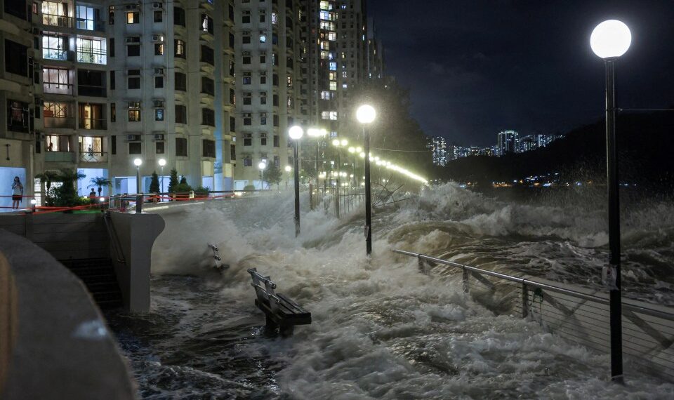 Las olas del Super Typhoon Ragasa se estrellan contra las sillas junto a la orilla en Hong Kong.