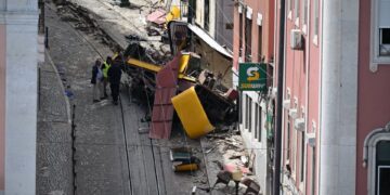 Describientes de un funicular descarrilado en Lisboa, Portugal.