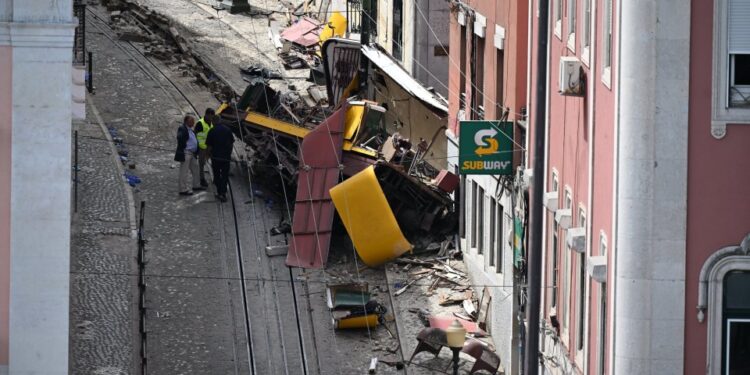 Describientes de un funicular descarrilado en Lisboa, Portugal.
