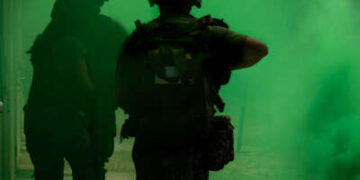 Los soldados participan en el curso de transición de especialidad ocupacional militar de combate Medic en la base conjunta McGuire-Dix-Lakehurst, Nueva Jersey, el 24 de junio de 2024.