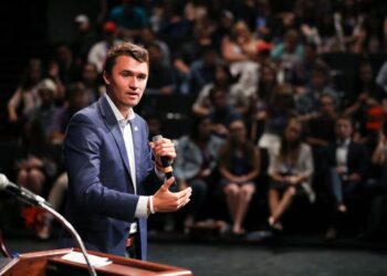 Empleados despedidos, suspendidos por celebrar la muerte de Charlie Kirk