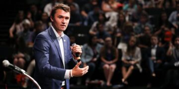 Empleados despedidos, suspendidos por celebrar la muerte de Charlie Kirk