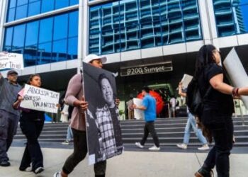 Marchando afuera de 9200 manifestantes Sunset llevan retratos y letreros que exigen la abolición de Ice y Palantir el 13 de junio de 2025 en Los Ángeles, California.