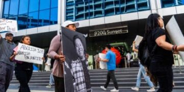 Marchando afuera de 9200 manifestantes Sunset llevan retratos y letreros que exigen la abolición de Ice y Palantir el 13 de junio de 2025 en Los Ángeles, California.