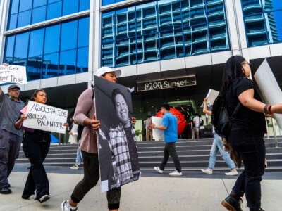 Marchando afuera de 9200 manifestantes Sunset llevan retratos y letreros que exigen la abolición de Ice y Palantir el 13 de junio de 2025 en Los Ángeles, California.