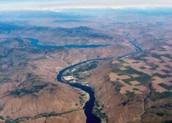 Vista aérea del río Columbia y el lago Chelan, Washington.