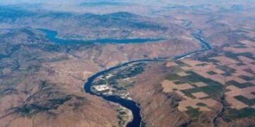 Vista aérea del río Columbia y el lago Chelan, Washington.