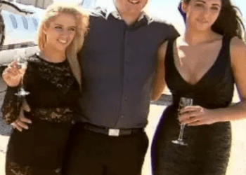 Hombre con dos mujeres cerca de un avión privado.