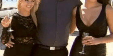 Hombre con dos mujeres cerca de un avión privado.