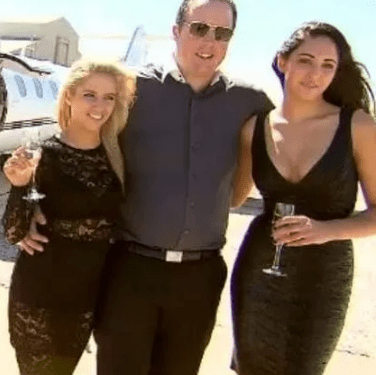 Hombre con dos mujeres cerca de un avión privado.