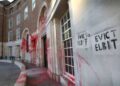 La pintura roja cubre las paredes y la puerta delantera del Condado Hall y las palabras 'desalojar Elbit' se pueden ver rociadas en el edificio. Los manifestantes exigen que el Consejo de Somerset termine el arrendamiento en el espacio de oficinas que dejaron a los sistemas de Elbit en Aztec West, Bristol.
