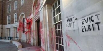 La pintura roja cubre las paredes y la puerta delantera del Condado Hall y las palabras 'desalojar Elbit' se pueden ver rociadas en el edificio. Los manifestantes exigen que el Consejo de Somerset termine el arrendamiento en el espacio de oficinas que dejaron a los sistemas de Elbit en Aztec West, Bristol.